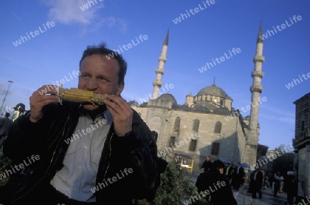 EUROPA, ORIENT, TUERKEY, ISTANBUL, SULTANAHMET, MOSCHEE, GATALA MOSQUE, GATALA MOSCHEE, GATALA QUARTIER, MANN, ESSEN, MAIS, KORN, 

