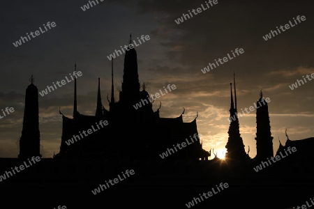 Das Tempelgelaende in der Abendstimmung mit dem Wat Phra Keo beim Koenigspalast im Historischen Zentrum der Hauptstadt Bangkok in Thailand. 