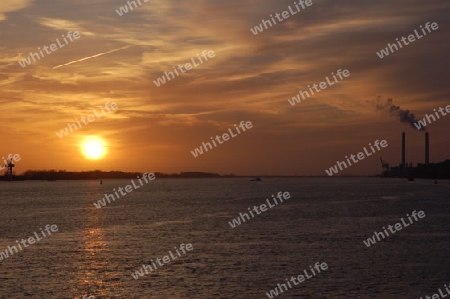 Sonnenuntergang mit Kraftwerk