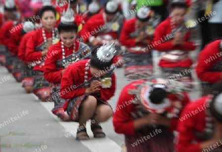 Eine traditionelle Tanz Gruppe zeigt sich an der Festparade beim Bun Bang Fai oder Rocket Festival in Yasothon im Isan im Nordosten von Thailand. 