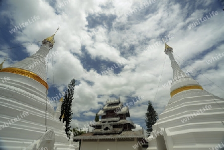 Der Tempel Wat Phra That Doi Kong Mu ueber dem Dorf Mae Hong Son im norden von Thailand in Suedostasien.