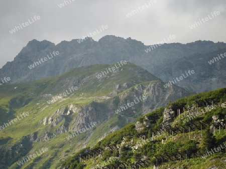 gr?ne Berge mit wei?em Himmel