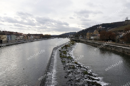 Blick von der Alten Mainbruecke in Wuerzburg ueber den Main, Unterfranken, Bayern