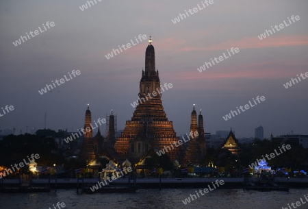 Die Tempelanlage des Wat Arun am Mae Nam Chao Phraya River in der Hauptstadt Bangkok von Thailand in Suedostasien.