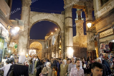 Eine Gasse mit Geschaeften im Souq in der Altstadt der Syrischen Hauptstadt Damaskus