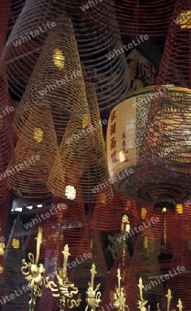 Rauchstaebchen im Thien Hau Pagode Buddha Tempel im Stadtteil Cholon in Saigon im sueden von Vietnam in Suedost Asien.