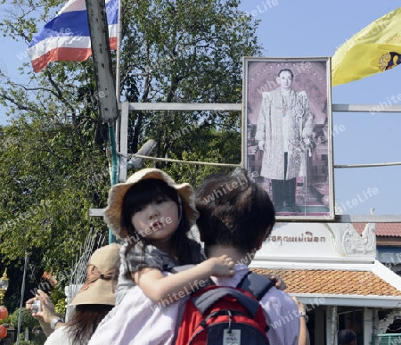 Ein Bild des Koenig Bhumibol im Stadtteil Bangrak am Mae Nam Chao Phraya River in der Hauptstadt Bangkok von Thailand in Suedostasien.