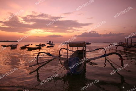 ASIEN, INDONESIEN, BALI, INSEL, NUSA LEMBONGAN, STRAND, LANDSCHAFT, JUNGUTBATU, FISCHERBOOT, BOOT, ABEND, STIMMUNG, SONNENUNTERGANG,       (URS FLUEELER)