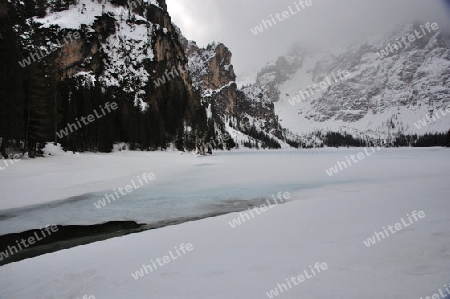 Eisig wilder Bergsee