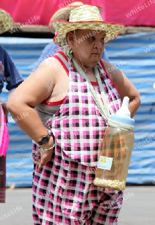 Eine traditionelle Tanz Gruppe zeigt sich an der Festparade beim Bun Bang Fai oder Rocket Festival in Yasothon im Isan im Nordosten von Thailand. 