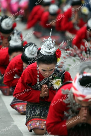 Eine traditionelle Tanz Gruppe zeigt sich an der Festparade beim Bun Bang Fai oder Rocket Festival in Yasothon im Isan im Nordosten von Thailand. 