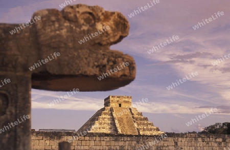 Die Pyramide der Maya Ruine von Chichen Itza im Staat Yucatan auf der Halbinsel Yuctan im sueden von Mexiko in Mittelamerika.   