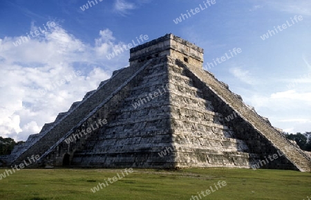 Die Pyramide der Maya Ruine von Chichen Itza im Staat Yucatan auf der Halbinsel Yuctan im sueden von Mexiko in Mittelamerika.   