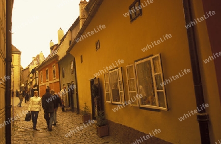 Eine Gasse im Goldschmide Viertel von Prag der Hauptstadt der Tschechischen Republik.