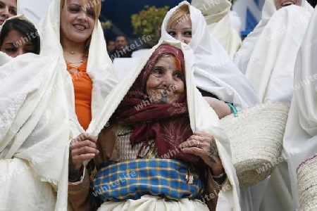 Afrika, Nordafrika, Tunesien, Tunis, Sidi Bou Said
Ein Alte Fraue im traditionellen weissen Schleier in der Altstadt von Sidi Bou Said in der Daemmerung am Mittelmeer und noerdlich der Tunesischen Hauptstadt Tunis.





