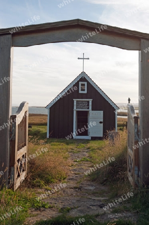 Der Nordwesten Islands, Kirche von Bjarnah?fn vor der Kulisse des Fjordes Breidafj?rdur im Norden der Halbinsel Sn?fellsness 