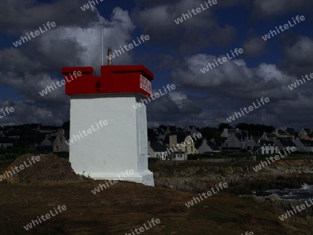 Turm vor vewegtem Himmel