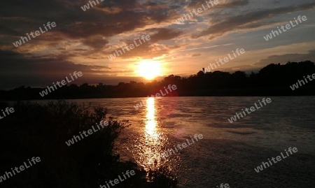 Sonnenuntergang an der Elbe