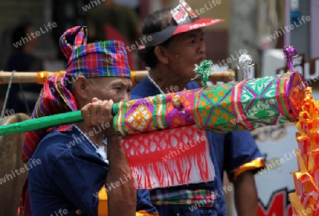 Ein Raketentraeger an der Festparade beim Bun Bang Fai oder Rocket Festival in Yasothon im Isan im Nordosten von Thailand. 