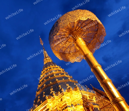 Der Chedi der Tempel Anlage des Wat Phra That Doi Suthep bei Chiang Mai in der Provinz Chiang Mai im Norden von Thailand in Suedostasien.