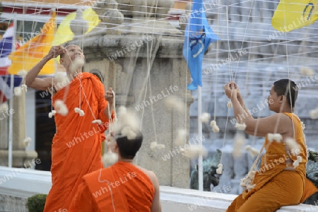 Moenche bei den Vorbereitungen auf die Neujahrsnacht Feier in der Tempelanlage des Wat Pho in der Hauptstadt Bangkok von Thailand in Suedostasien.