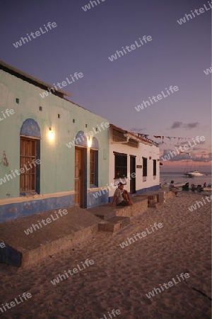 Suedamerika, Karibik, Venezuela, Los Roques,  Ein Haus am Strand und bei Sonnenuntergang auf Gran Roque auf der Inselgruppe von Los Roques in der Karibik.  