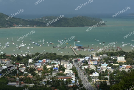 Die Sicht von den Bergen nach Chalong im sueden der Insel Phuket im sueden von Thailand in Suedostasien.