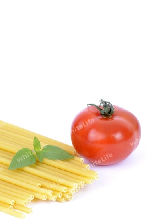  italienische Pasta, Maccheroncini, Maccaroni , Teigwaren , Nudeln, Tomate, Basilikum