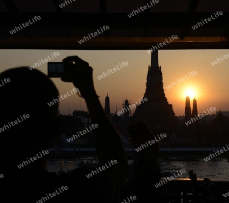 Die Tempelanlage des Wat Arun am Mae Nam Chao Phraya River in der Hauptstadt Bangkok von Thailand in Suedostasien.