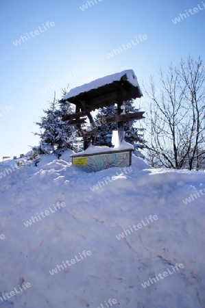 Hinweistafel im Schnee