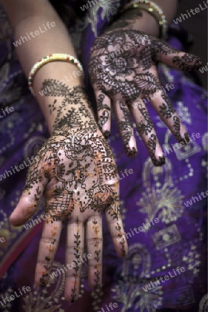 a women is making henna in the town of Jaisalmer in the province of Rajasthan in India.