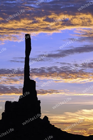 Sonnenaufgang mit "Totem Pole" im Gegenlicht, Monument Valley, Arizona, USA