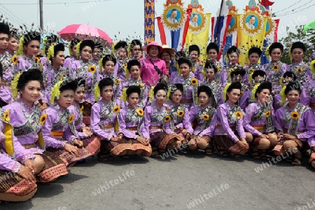 Menschen an der Festparade beim Bun Bang Fai oder Rocket Festival in Yasothon im Isan im Nordosten von Thailand. 