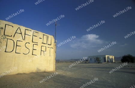 Afrika, Tunesien, Douz
Ein Cafe in der Wueste auf dem Weg in die  Oase Douz im sueden von Tunesien. (URS FLUEELER)






