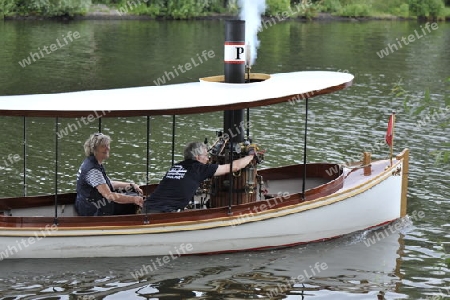 kleines dampfbetrriebenes Boot auf der Havel