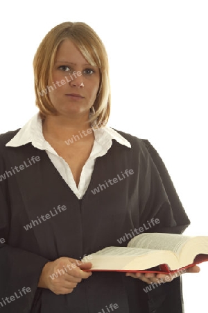 Junge Frau in einer Anwaltsrobe mit einem Buch auf weissem Hintergrund