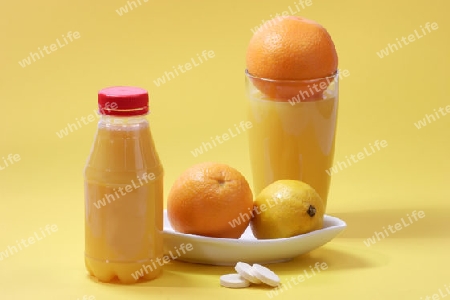 Orangensaft mit Brausetabletten auf hellem Hintergrund