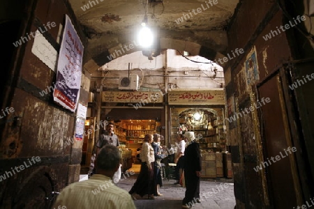 Eine Gasse mit Geschaeften im Souq in der Altstadt der Syrischen Hauptstadt Damaskus