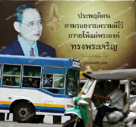 Ein Plakat des Thailaendischen Koenig Bhumibol im Zentrum von Bangkok der Hauptstadt von Thailand in Suedostasien.  