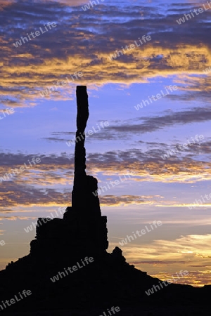 Sonnenaufgang mit "Totem Pole" im Gegenlicht, Monument Valley, Arizona, USA