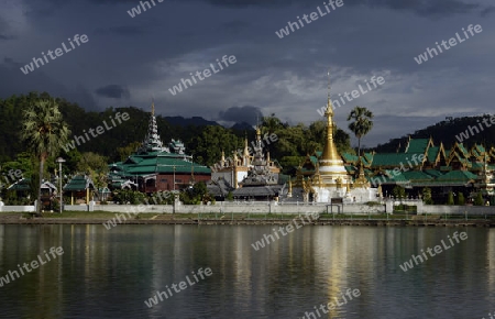 Der Tempel Wat Jong Kham und Jong Klang am See Nong Jong Kham im Dorf Mae Hong Son im norden von Thailand in Suedostasien.