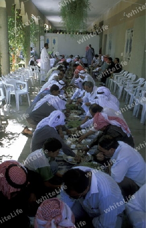 Syrische Einwohener beim Essen bei einem Hochzeitsfest in der Altstadt der Stadt Bosra im Sueden von Syrien im Nahen Osten