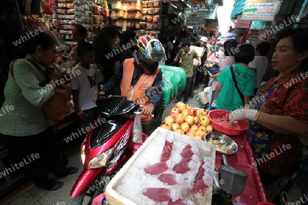 Eine Marktstrasse im China Town von Bangkok der Hauptstadt von Thailand in Suedostasien.