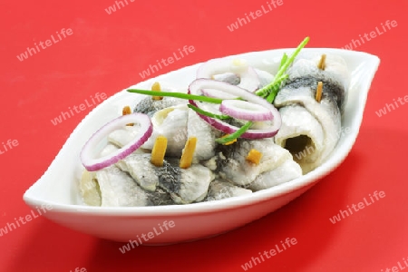 Rollmops mit K?chenzutaten in einer Porzellanschale