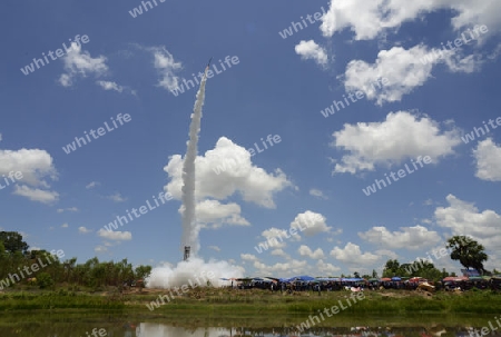 Eine Rackete startet beim traditioellen Raketenfest oder Bun Bang Fai oder Rocket Festival in Ban Si Than in der Provinz Amnat Charoen nordwestlich von Ubon Ratchathani im nordosten von Thailand in Suedostasien.