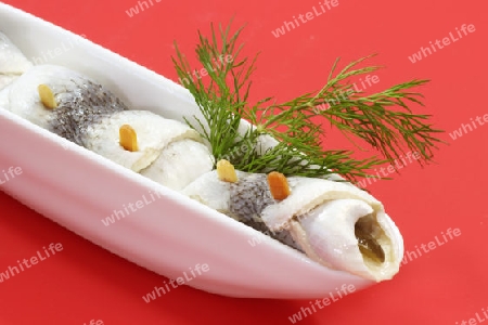 Rollmops mit K?chenzutaten in einer Porzellanschale