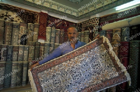 Ein Teppichhaendler im Markt oder Souq in der Altstadt in Sousse am Mittelmeer im Nordosten von Tunesien in Nordafrika.