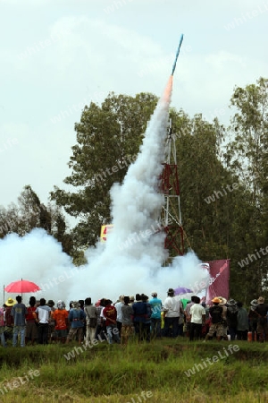 Eine Rakete startet beim Bun Bang Fai oder Rocket Festival in Yasothon im Isan im Nordosten von Thailand. 