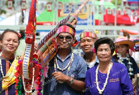 Ein Raketentraeger an der Festparade beim Bun Bang Fai oder Rocket Festival in Yasothon im Isan im Nordosten von Thailand. 