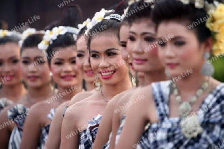 Eine traditionelle Tanz Gruppe zeigt sich an der Festparade beim Bun Bang Fai oder Rocket Festival in Yasothon im Isan im Nordosten von Thailand. 